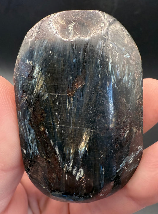 Arfvedsonite Palm Stone – 6cm