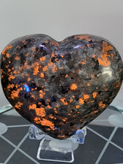 Yooperlite UV Reactive Heart – 160g - 6.4cm