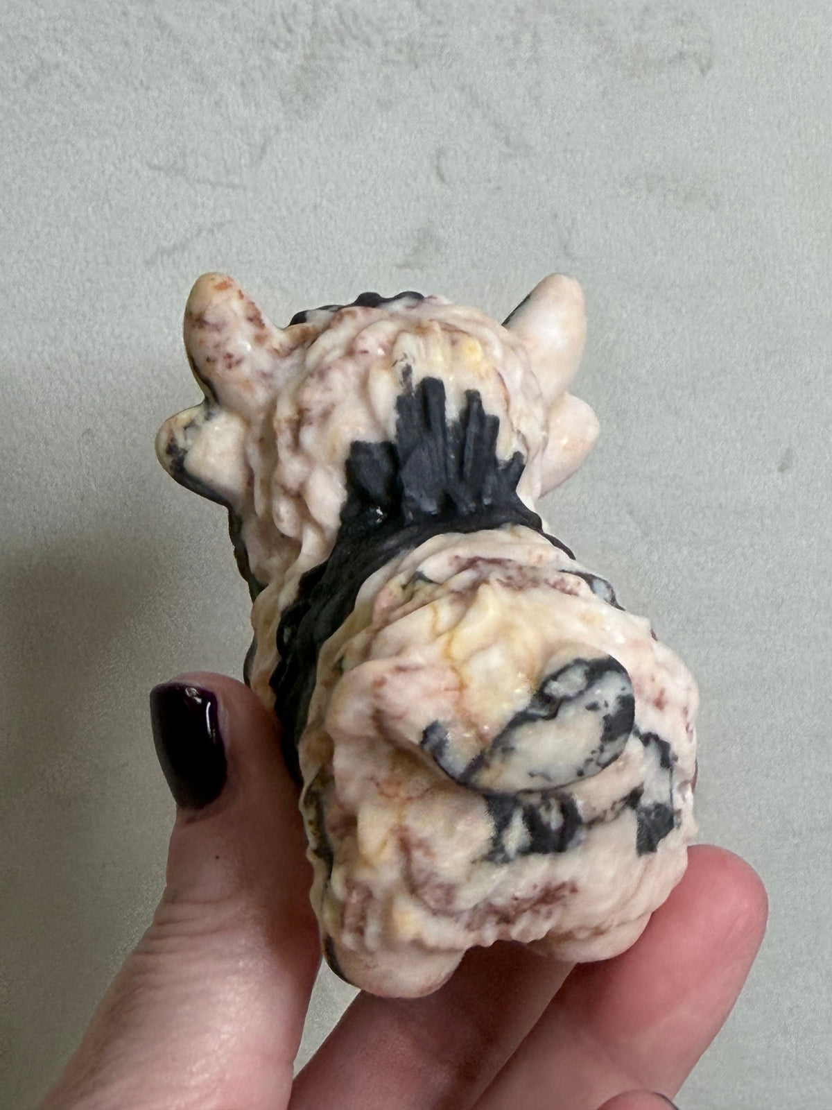 Zebra Stone Highland Cow Carving – 8 cm
