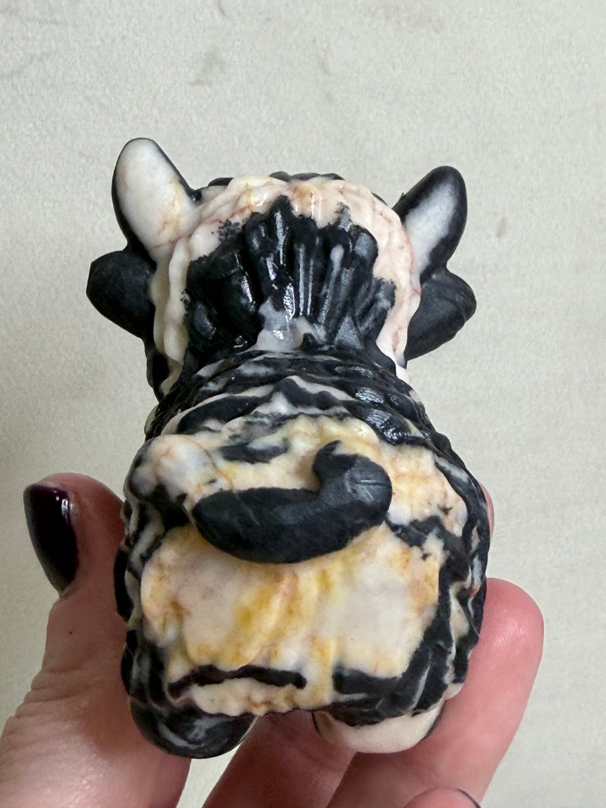 Pink Zebra Stone Highland Cow Carving – Pink & Cream, 8 cm