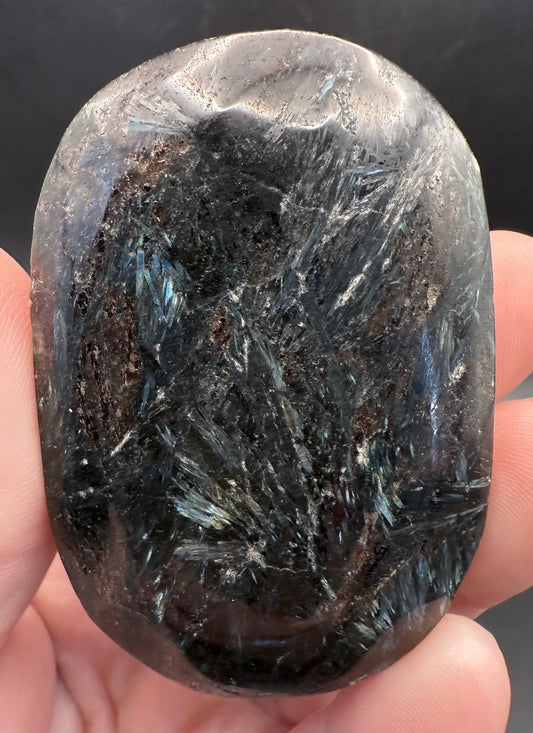 Arfvedsonite Palm Stone – 6cm