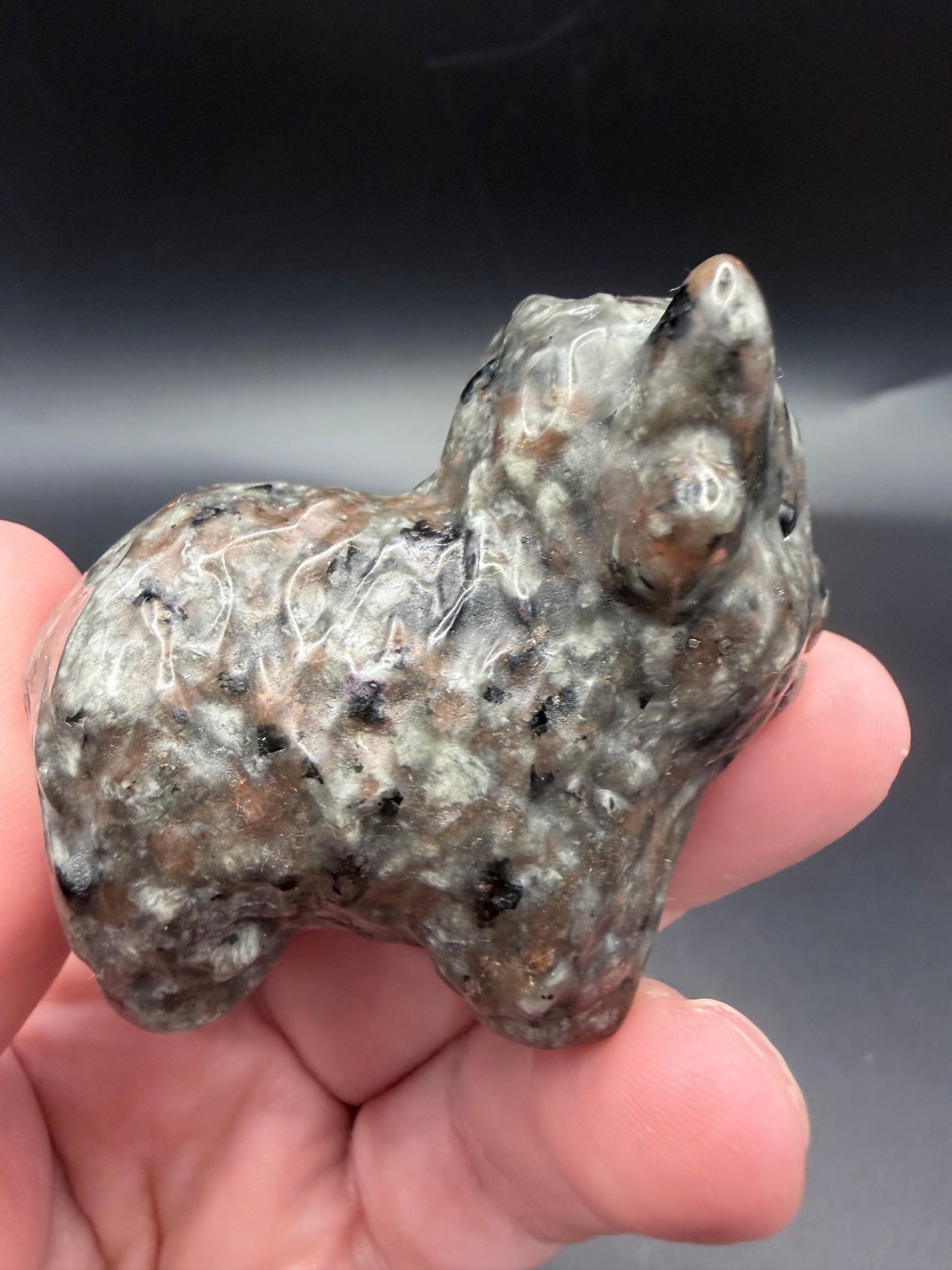 Yooperlite Highland Cow – UV Reactive Crystal Carving (5.5cm)