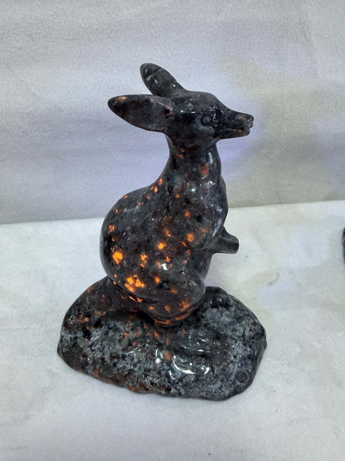 Yooperlite Kangaroo Crystal Carving – 10cm