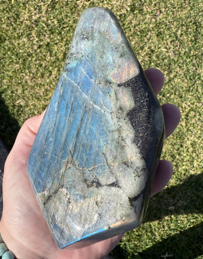 Flashy Labradorite Freeform – 685g - Crystal wonderland By Lisa
