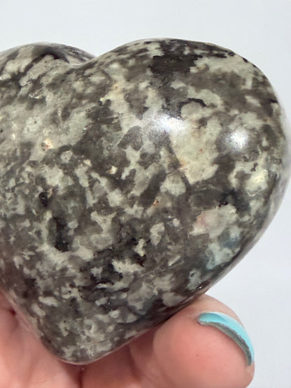 Yooperlite Heart – 167gUV Reactive - 6.6cm