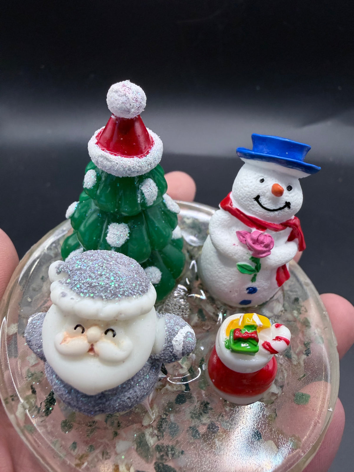 Christmas Scene with Stone Chip Resin Base – 8 cm