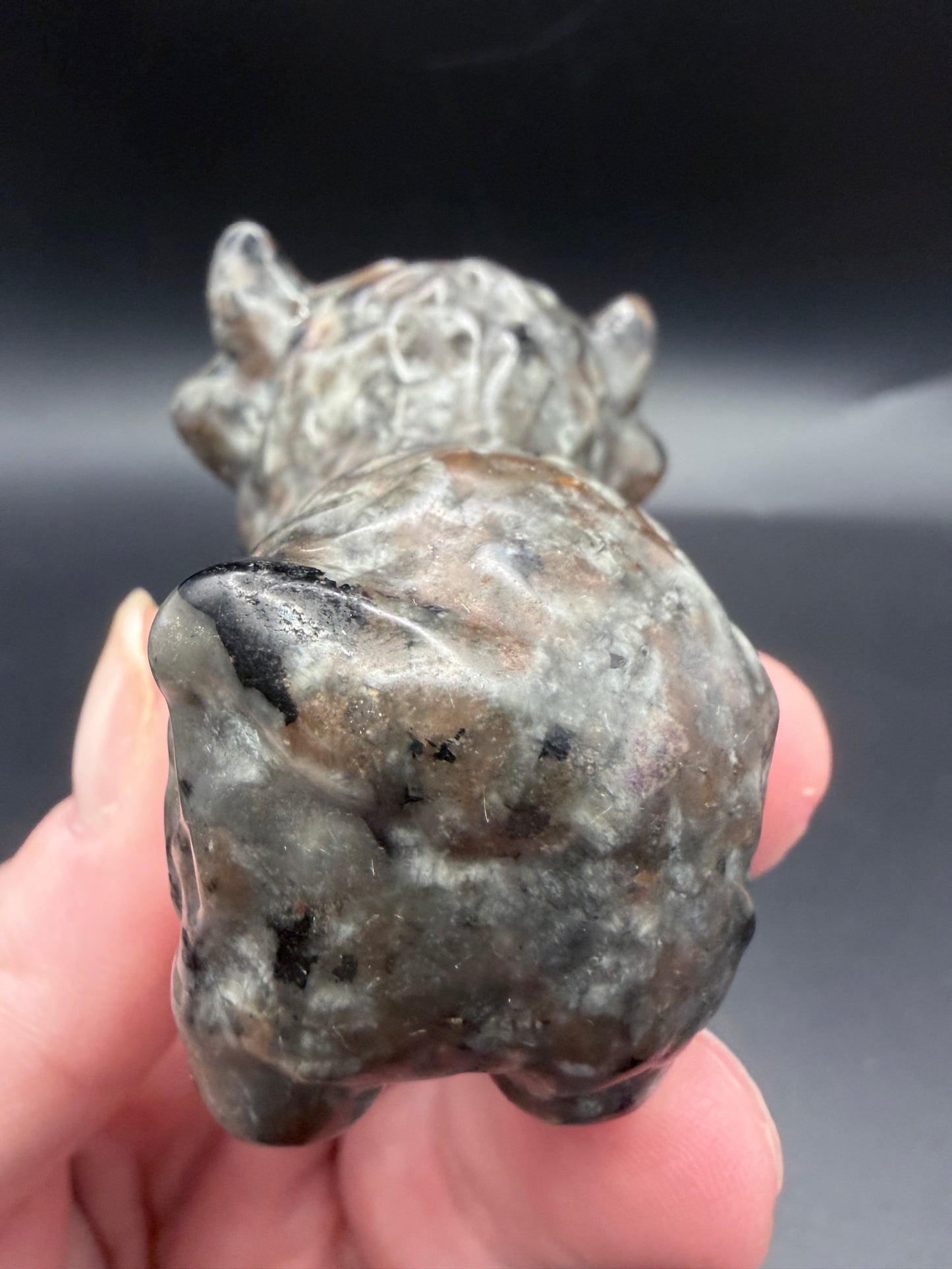 Yooperlite Highland Cow – UV Reactive Crystal Carving (5.5cm)