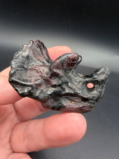 Garnet in Schist Triceratops – Crystal Carving (5cm)