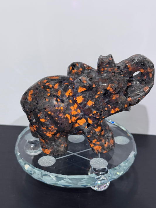 Yooperlite Elephant Carving – UV Reactive B - 562g 12cm