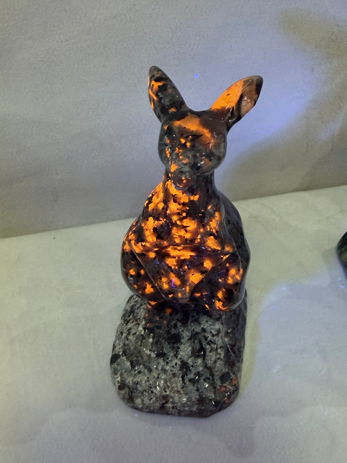 Yooperlite Kangaroo Crystal Carving – 10cm
