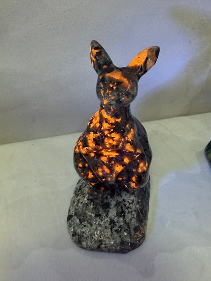 Yooperlite Kangaroo Crystal Carving – 10cm