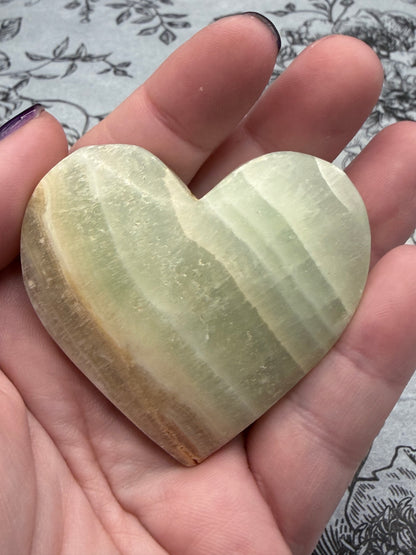 Green Onyx (Banded Calcite) Self-Standing Heart – 100g (5.7 x 6cm)