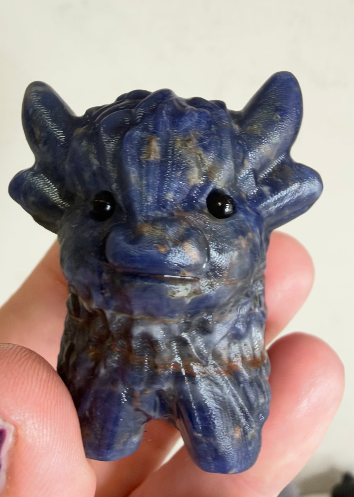 Highland Cow Sodalite Carving – 5–6 cm