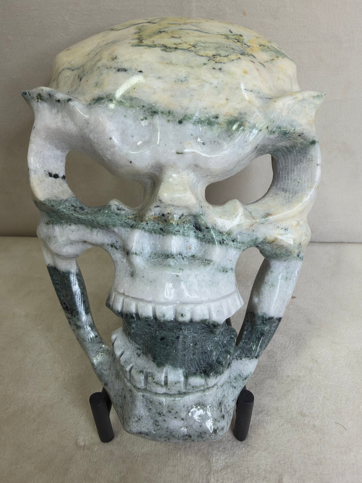 Serpentine Skull Mask Carving with Stand – Green & Cream – 14.5 cm