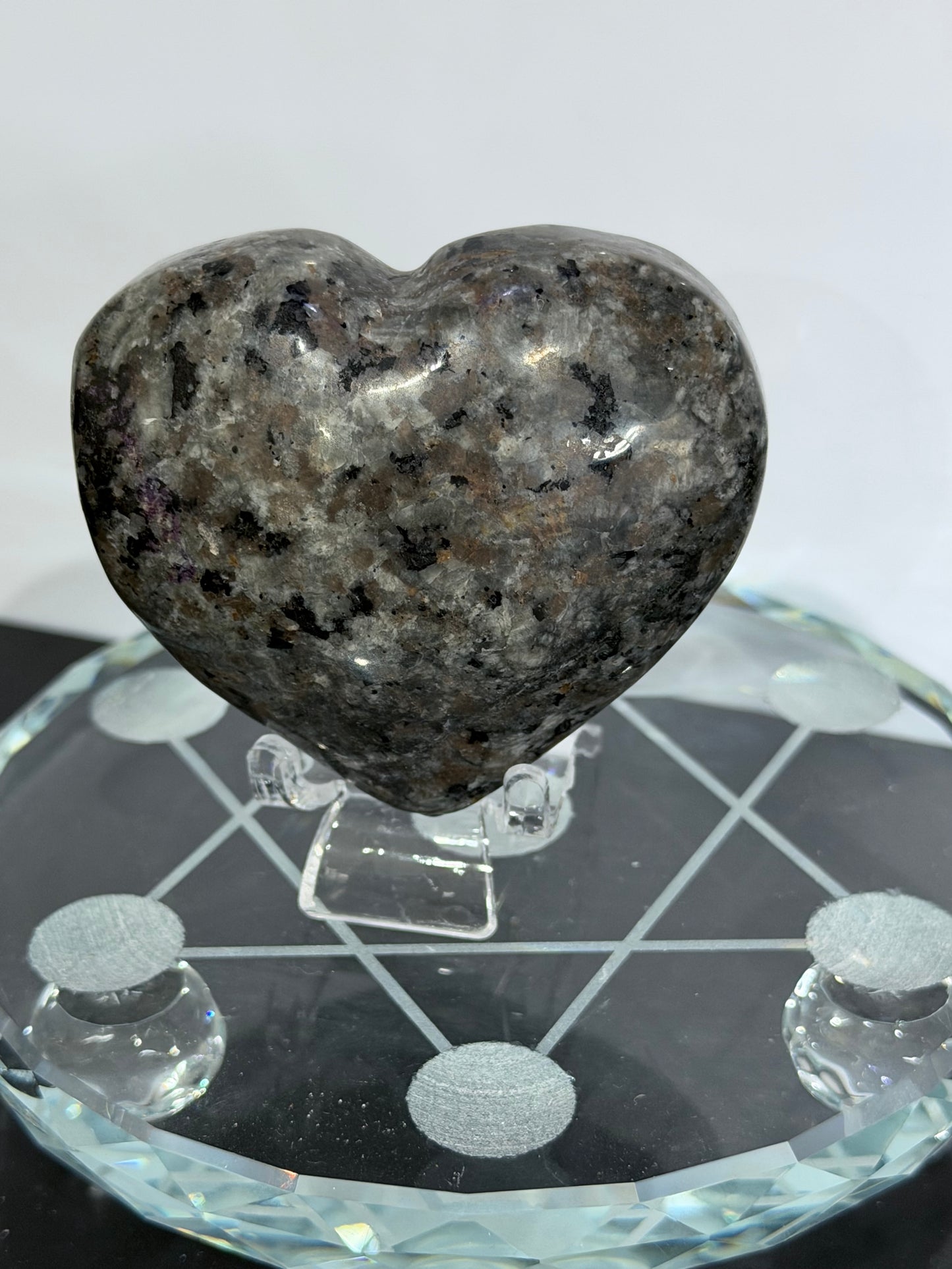 Yooperlite UV Reactive Heart – 160g - 6.4cm