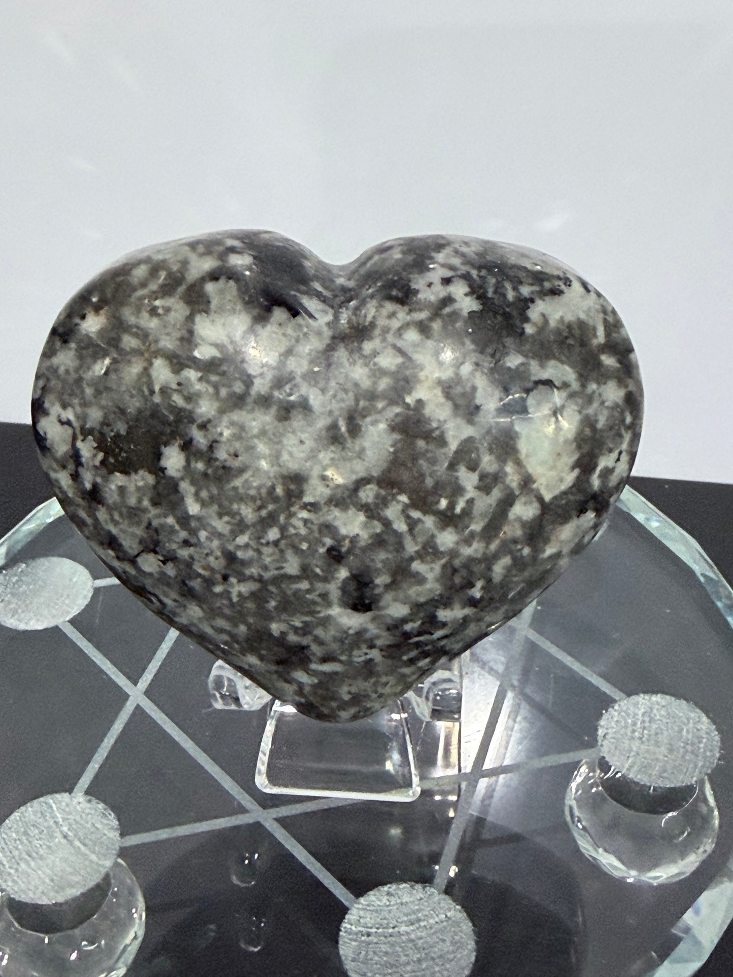 Yooperlite Heart – 167gUV Reactive - 6.6cm