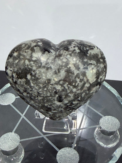 Yooperlite Heart – 167gUV Reactive - 6.6cm