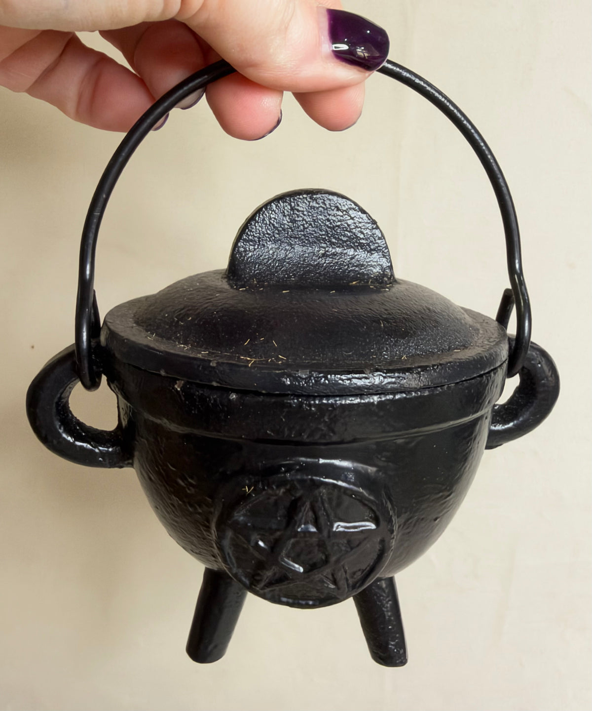 Cast Iron Pentacle Cauldron with Lid – Witch & Altar Décor