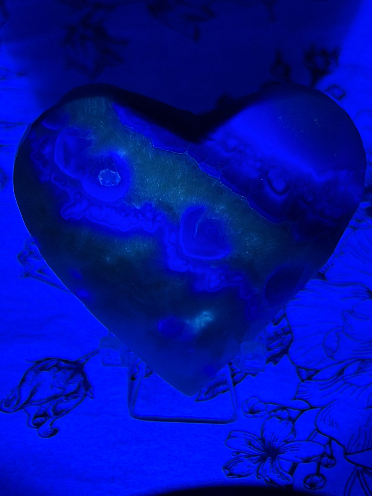 Fluorite in Matrix Heart – UV Reactive 
100g | 6 x 5.6cm