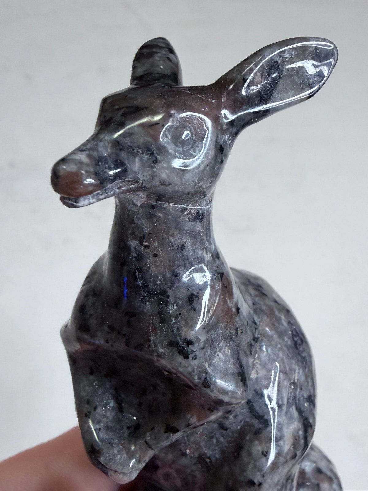 Yooperlite Kangaroo Crystal Carving – 10cm