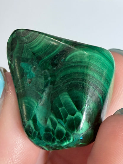 Malachite Tumble Stone – Natural Banded Patterns E -