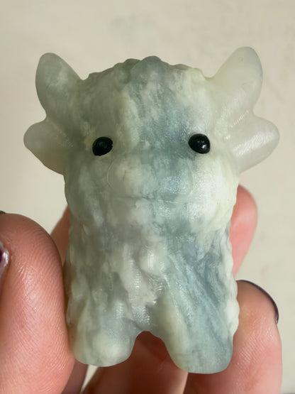 Blue & Cream Highland Cow Carving – 5–6 cm