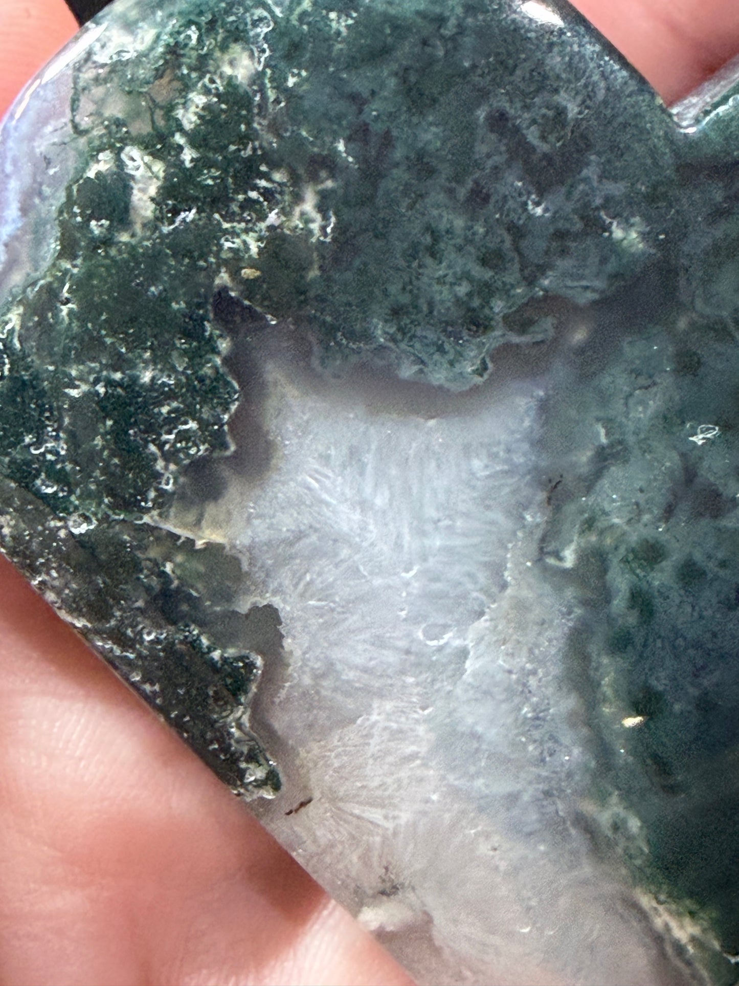 Natural Moss Agate Heart – Crystal Heart with Quartz Feature | 6.6 x 5.8 cm | 79g D
