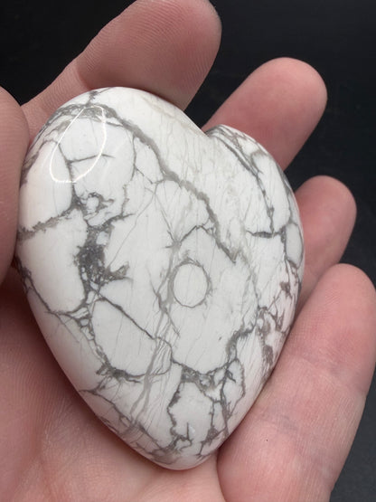 Howlite Heart – 91g (6.5 × 5 cm)
