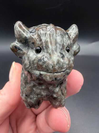 Yooperlite Highland Cow – UV Reactive Crystal Carving (5.5cm)