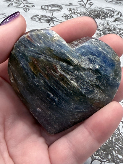 Kyanite Heart (Self-Standing)– 6.5 x 5.6cm | 131g