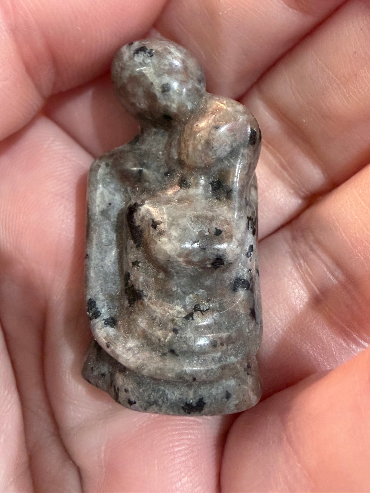 Couple Embrace Carvings | 4cm