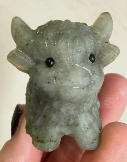 Highland Cow Labradorite Carving – 5–6 cm