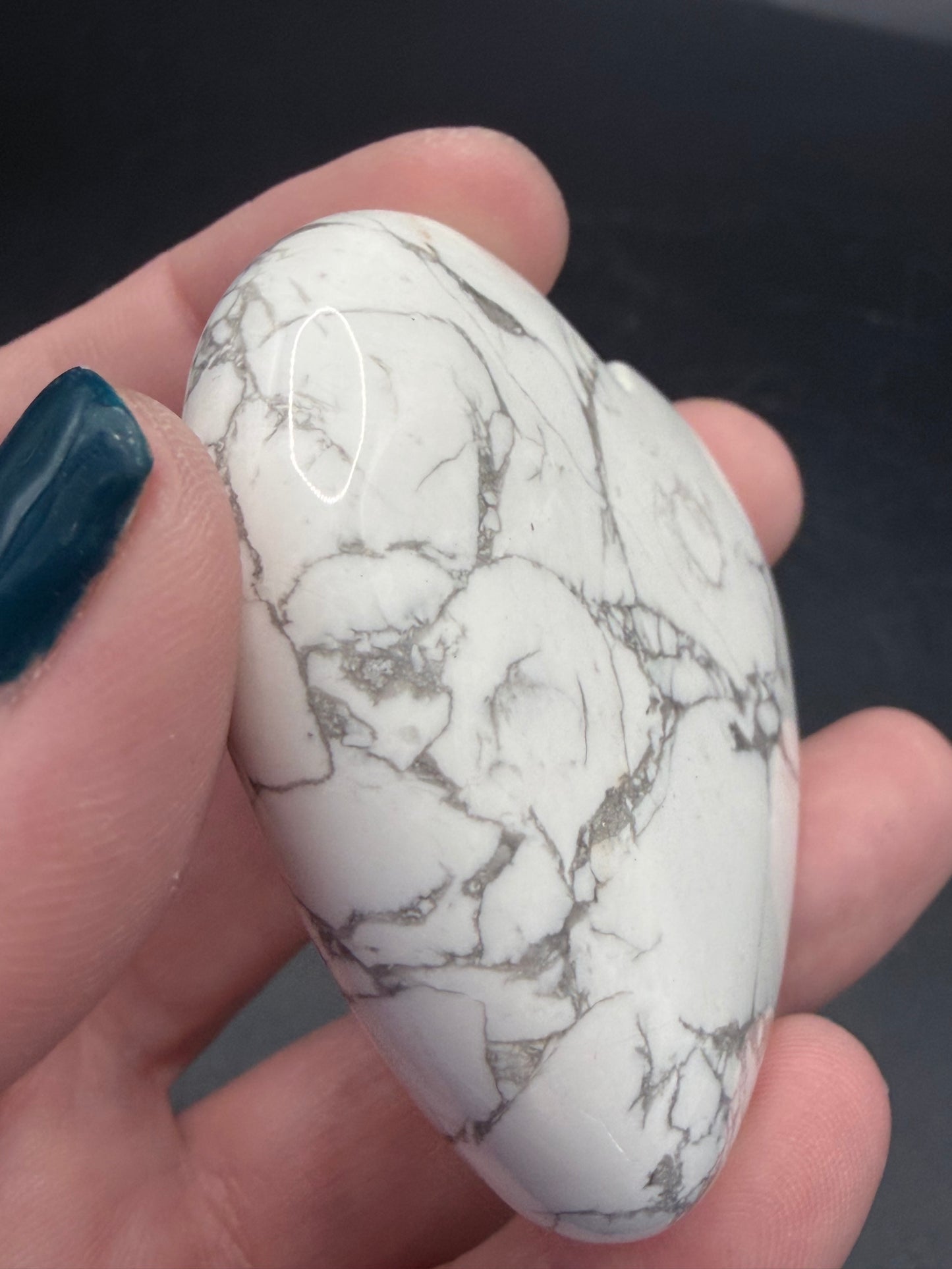 Howlite Heart – 95g (6.5 × 5 cm)