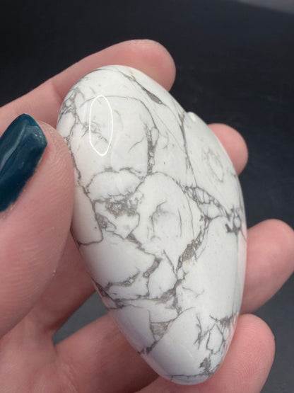 Howlite Heart – 95g (6.5 × 5 cm)