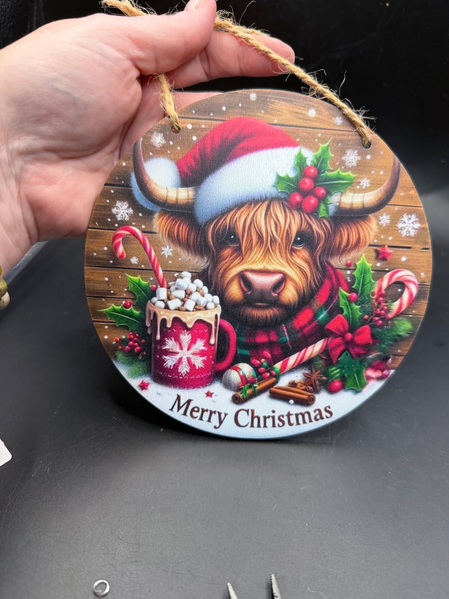 Highland Cow Christmas Hanging Sign – Rustic Round Décor