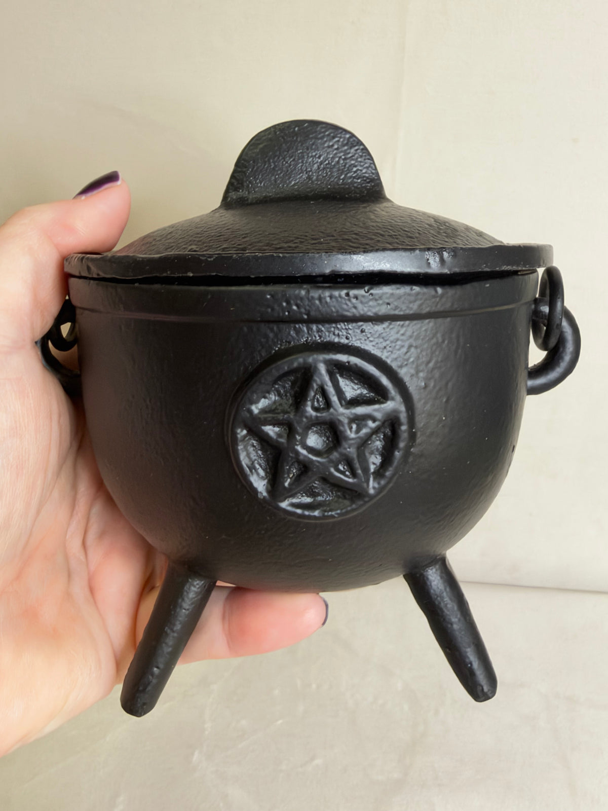Large Cast Iron Pentacle Cauldron with Lid – Witch & Altar Décor