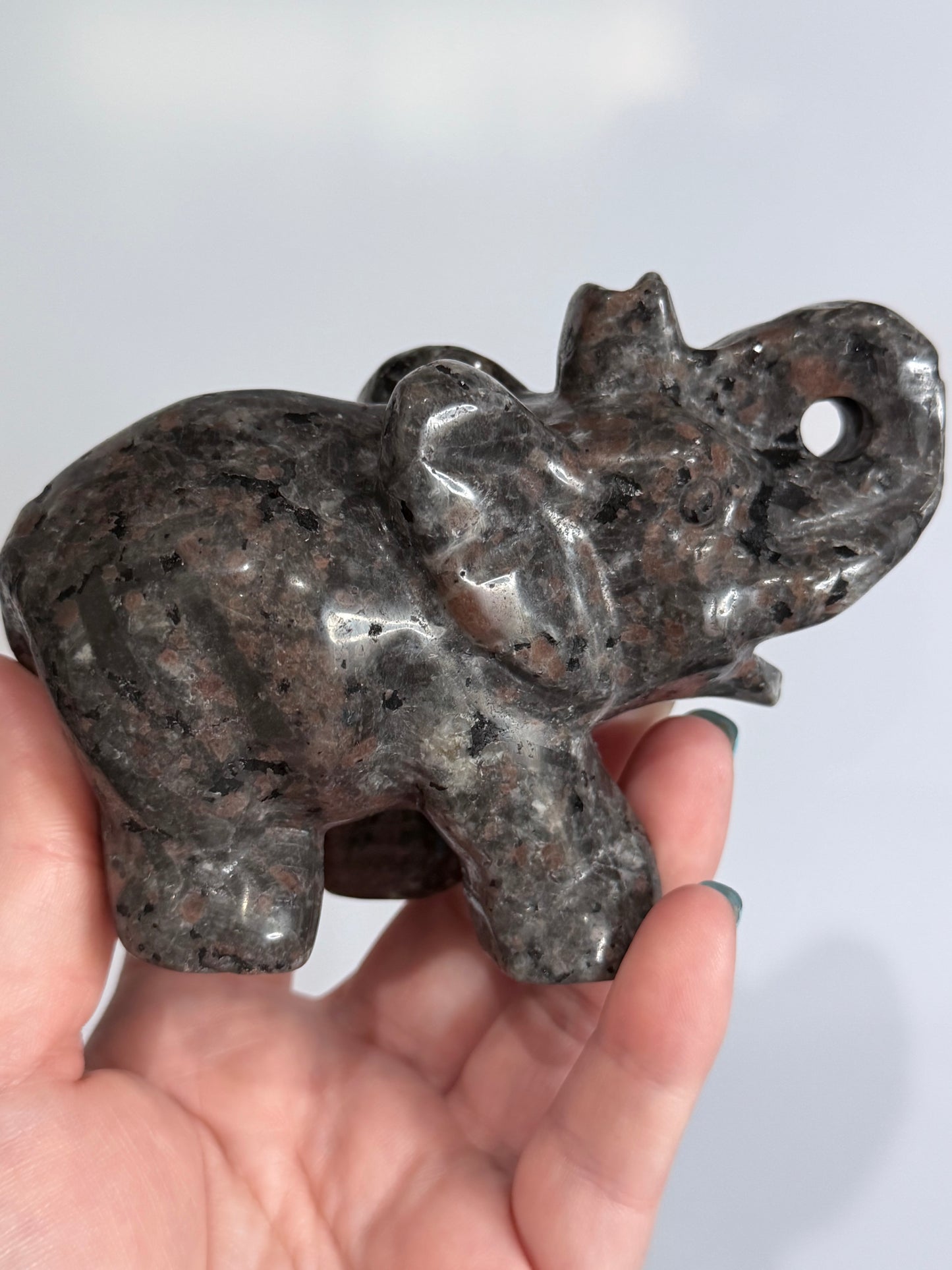 Yooperlite Elephant Carving – UV Reactive B - 562g 12cm