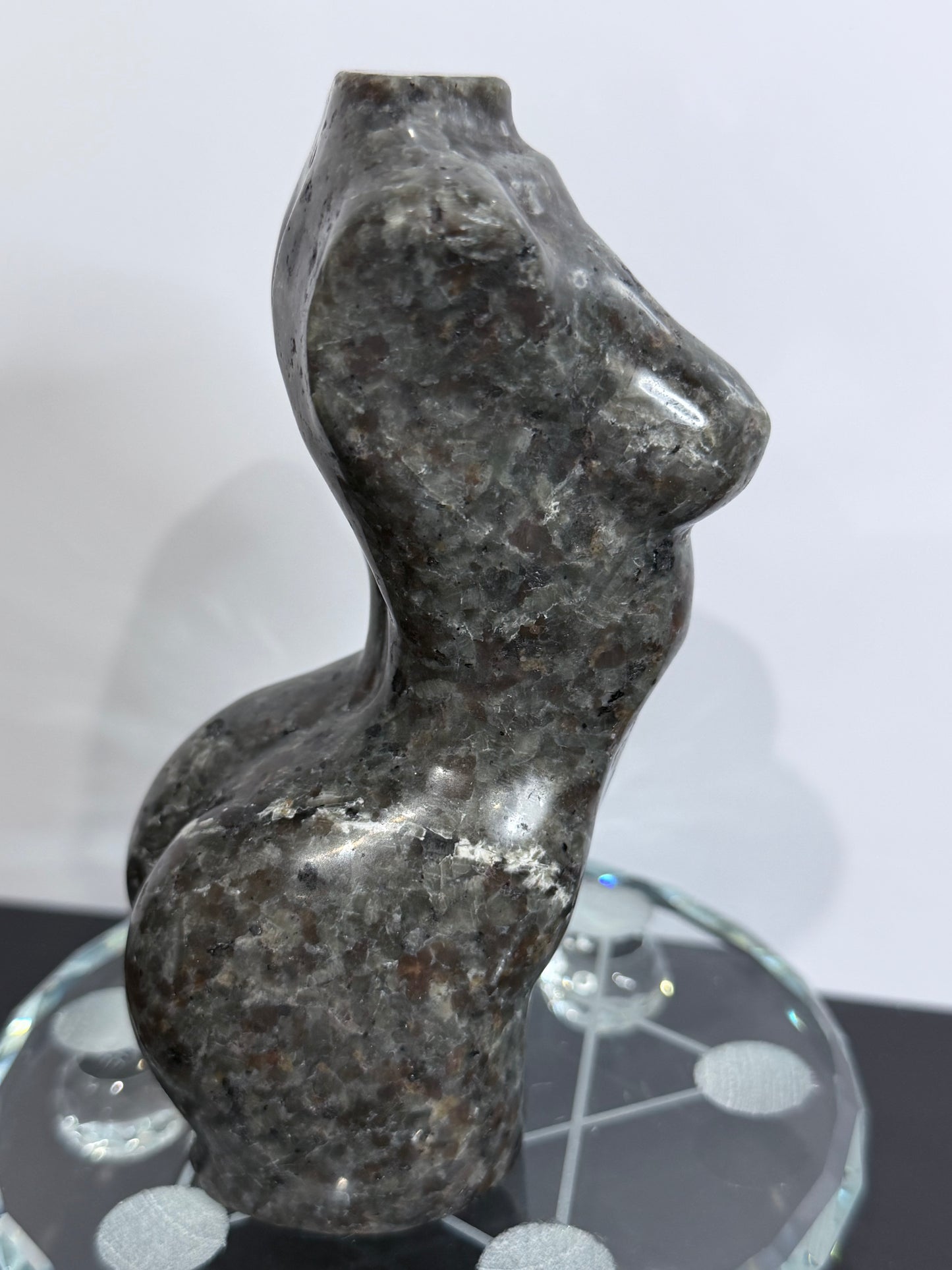 Yooperlite Goddess Torso – UV Reactive - 562g 12cm
