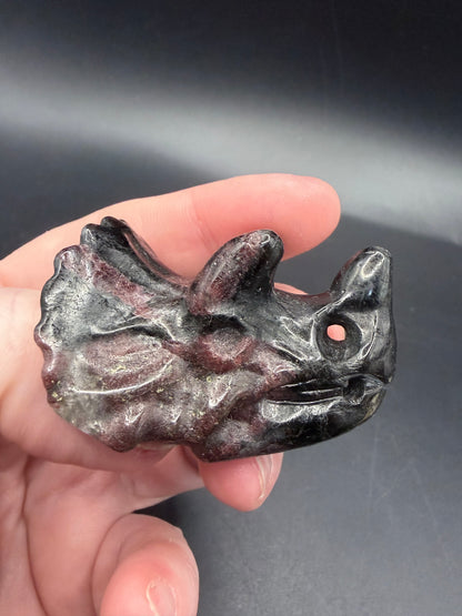 Garnet in Schist Triceratops – Crystal Carving (5cm)