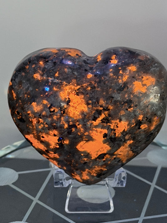 Yooperlite UV Reactive Heart – 160g - 6.4cm