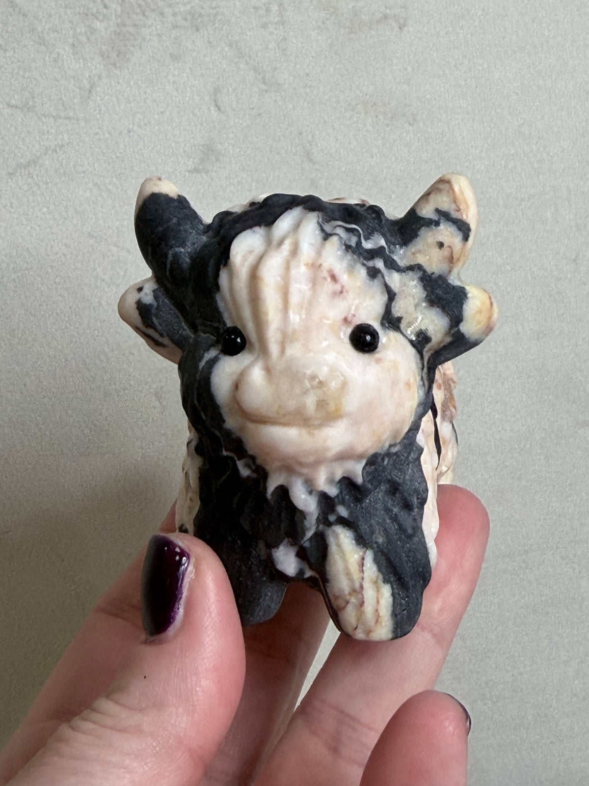 Zebra Stone Highland Cow Carving – 8 cm