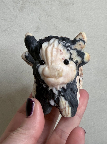 Zebra Stone Highland Cow Carving – 8 cm