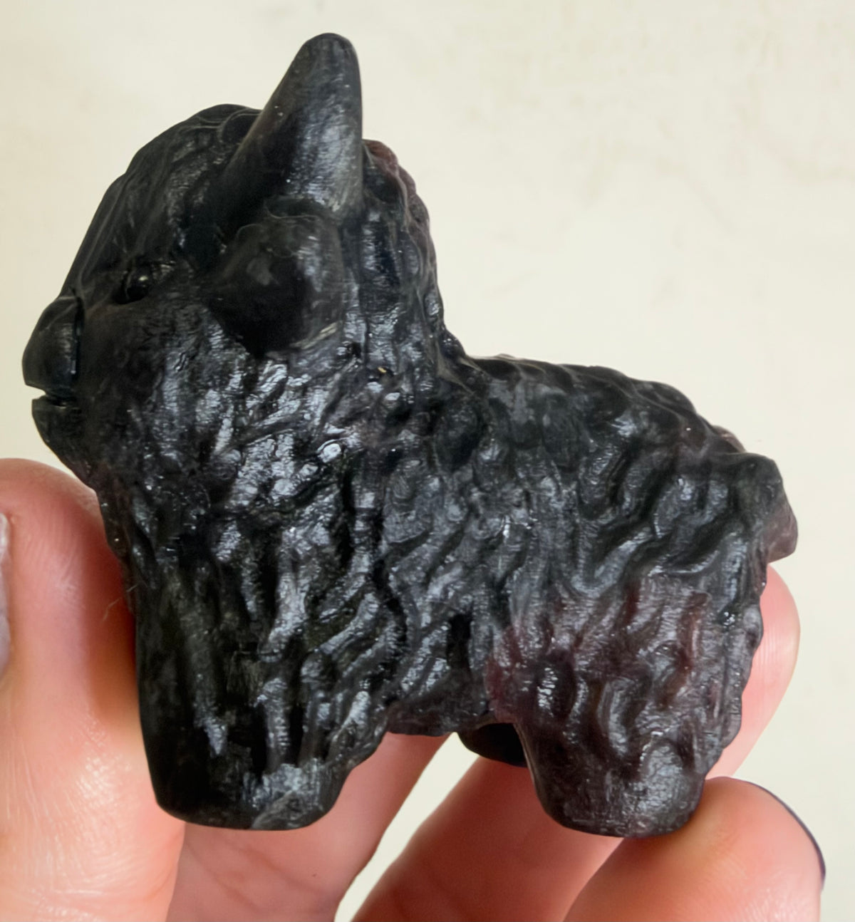 Highland Cow Garnet Carving – 5–6 cm