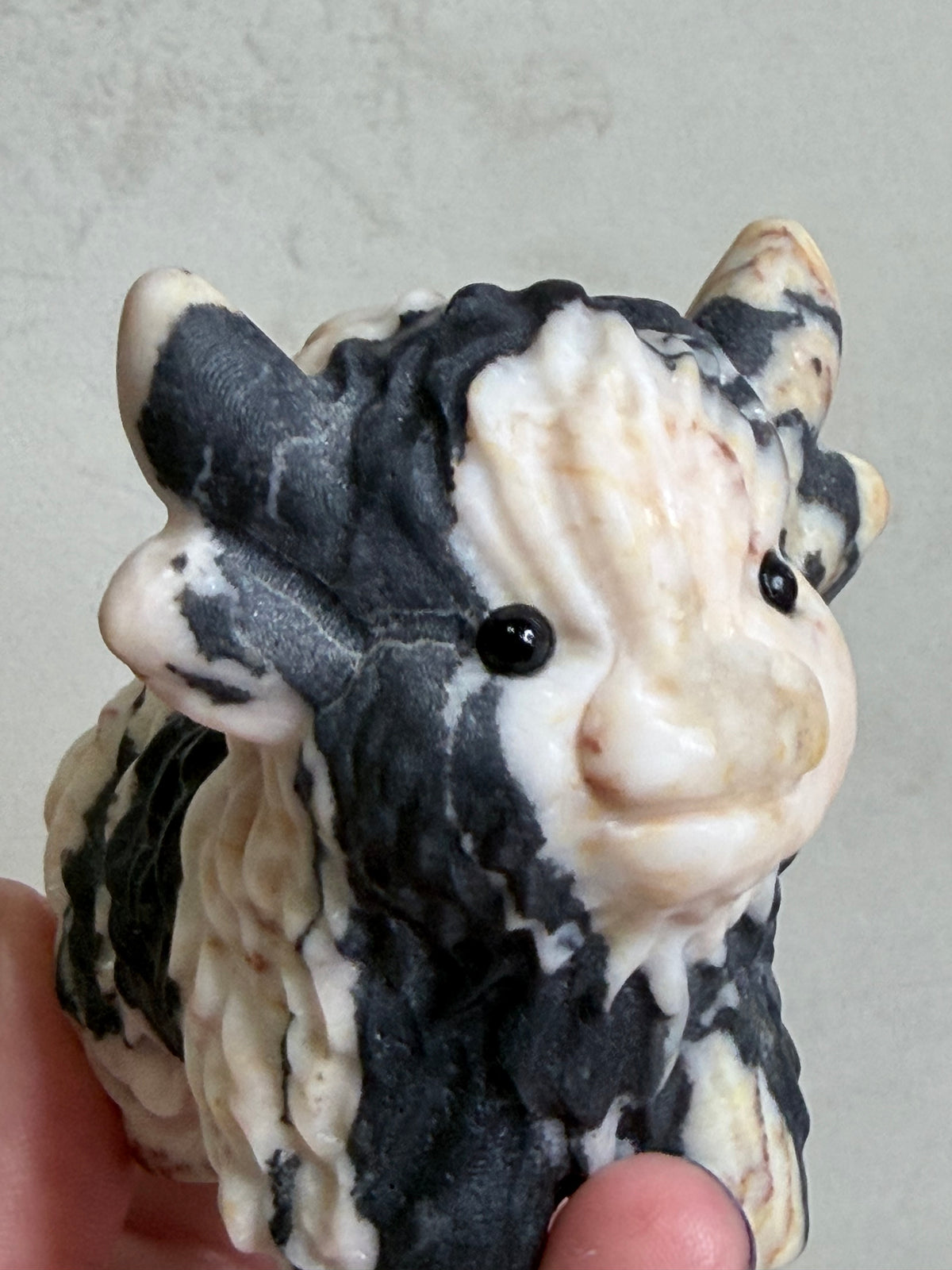 Zebra Stone Highland Cow Carving – 8 cm