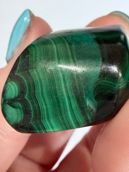 Malachite Tumble Stone – Natural Banded Patterns E -