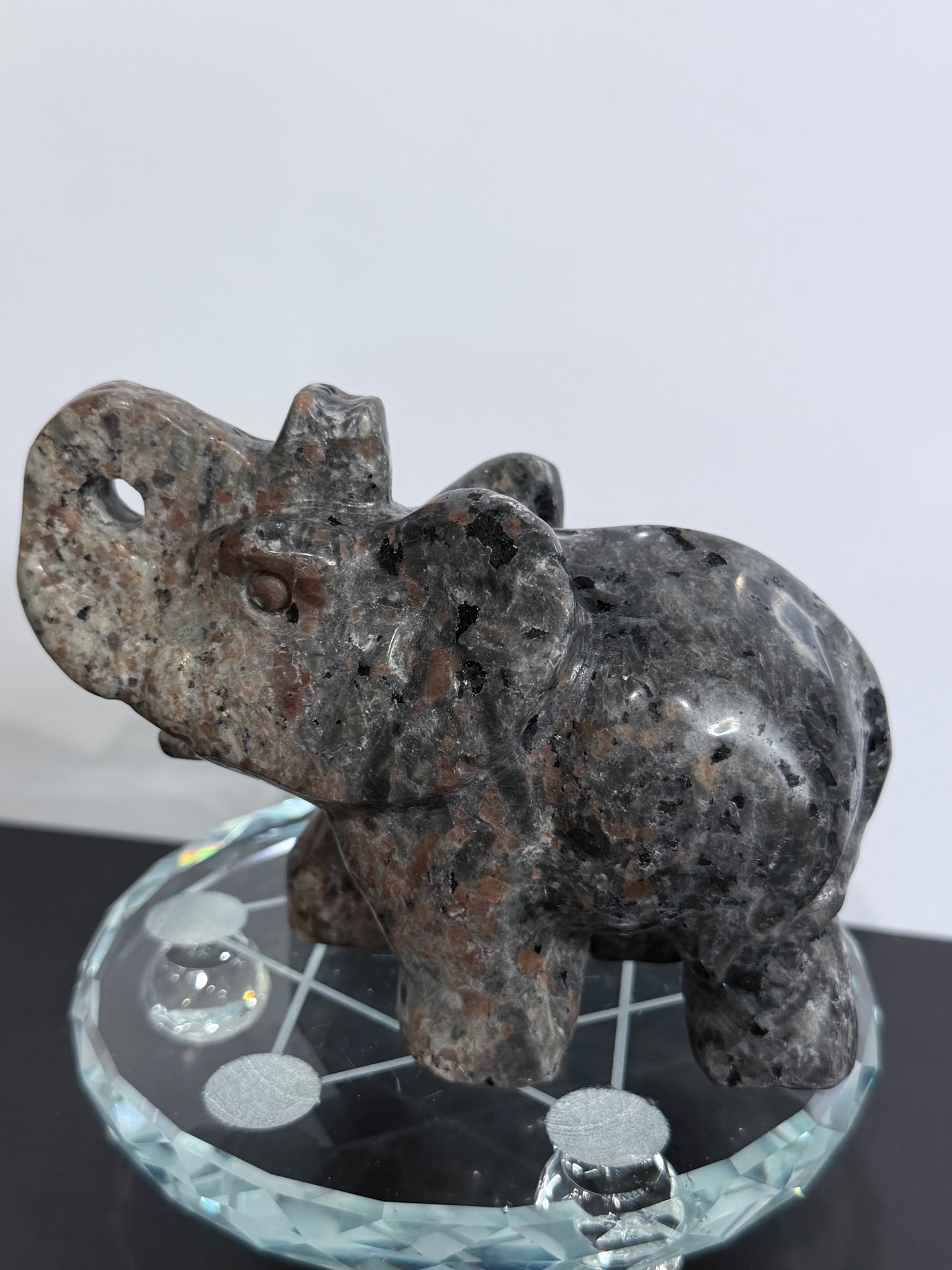 Yooperlite Elephant Carving – UV Reactive A - 562g 12cm