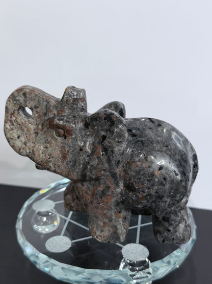 Yooperlite Elephant Carving – UV Reactive A - 562g 12cm