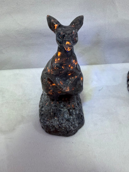 Yooperlite Kangaroo Crystal Carving – 10cm