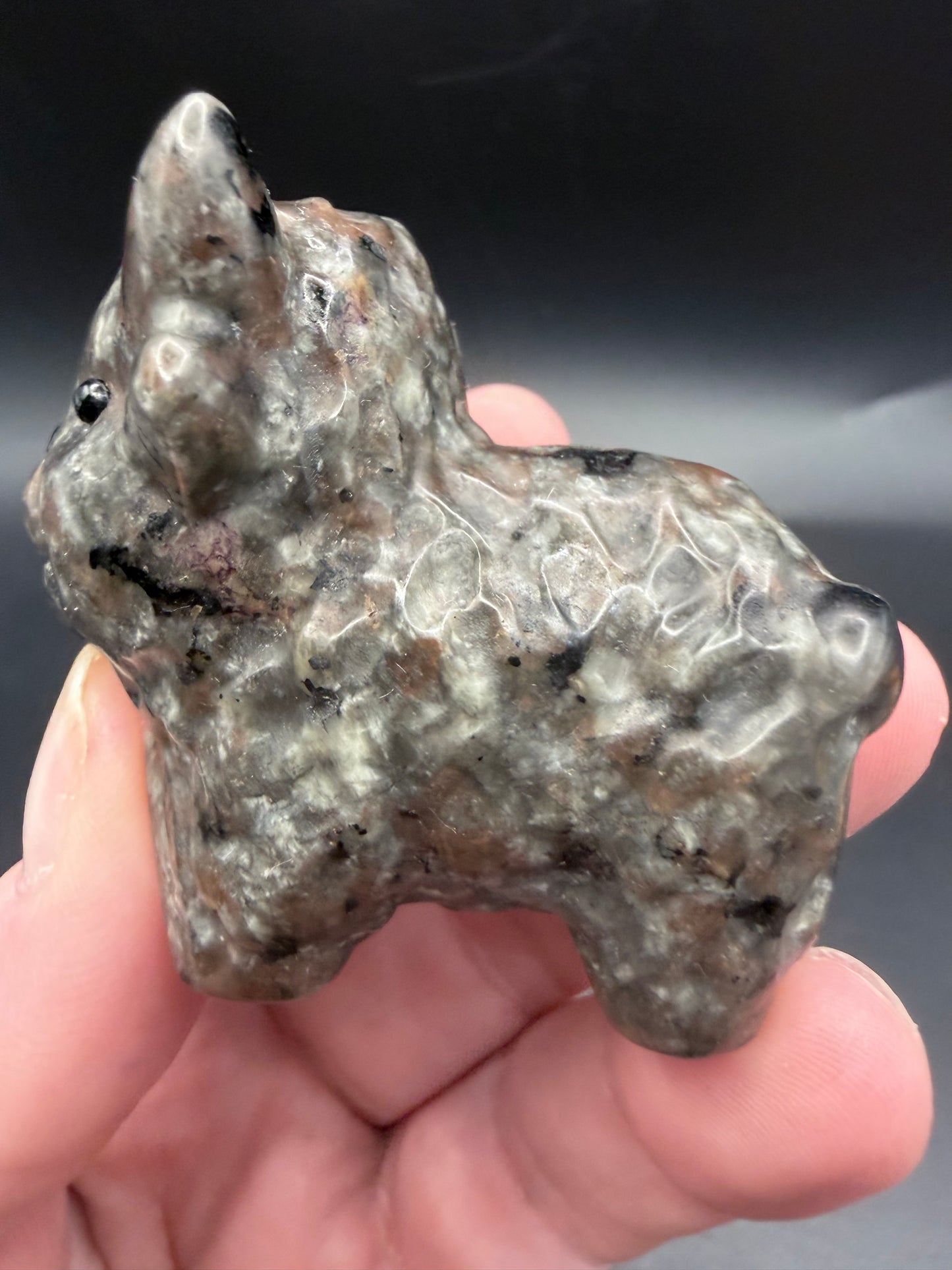 Yooperlite Highland Cow – UV Reactive Crystal Carving (5.5cm)