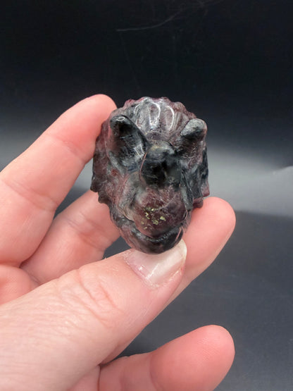 Garnet in Schist Triceratops – Crystal Carving (5cm)